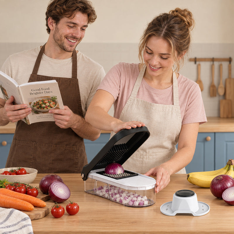 Cocinera mostrando un accesorio Chefolla